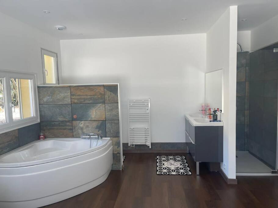 Brand New Villa With Fully Intergrated Air Conditioning & Private Pool, Overlooking Forest Sardan Exterior foto
