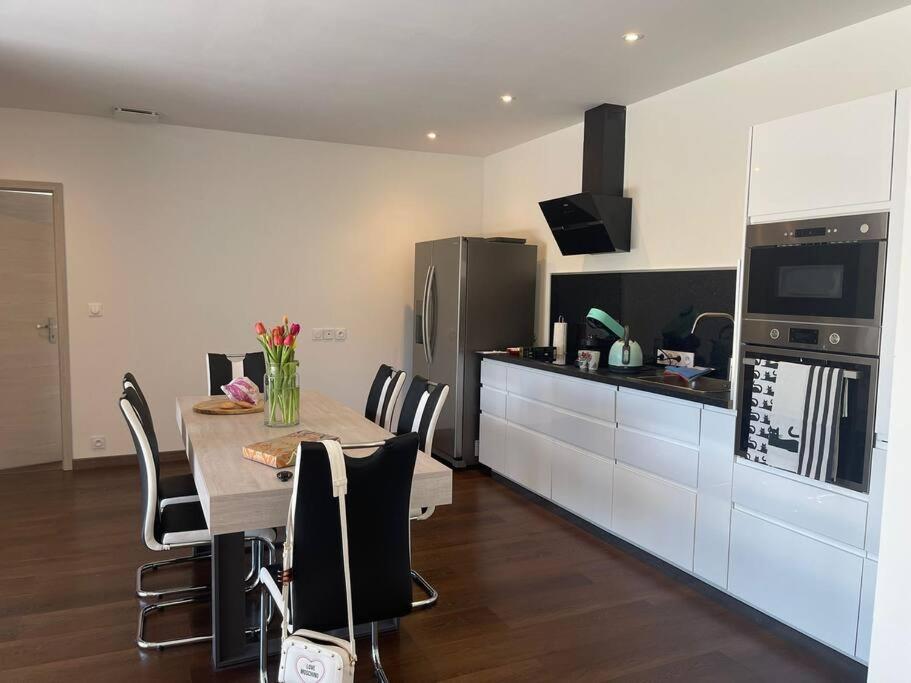 Brand New Villa With Fully Intergrated Air Conditioning & Private Pool, Overlooking Forest Sardan Exterior foto